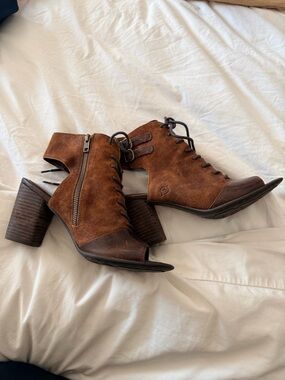 BORN Brown Suede Lace-Up Peep-Toe Bootiesno box no tags  9M